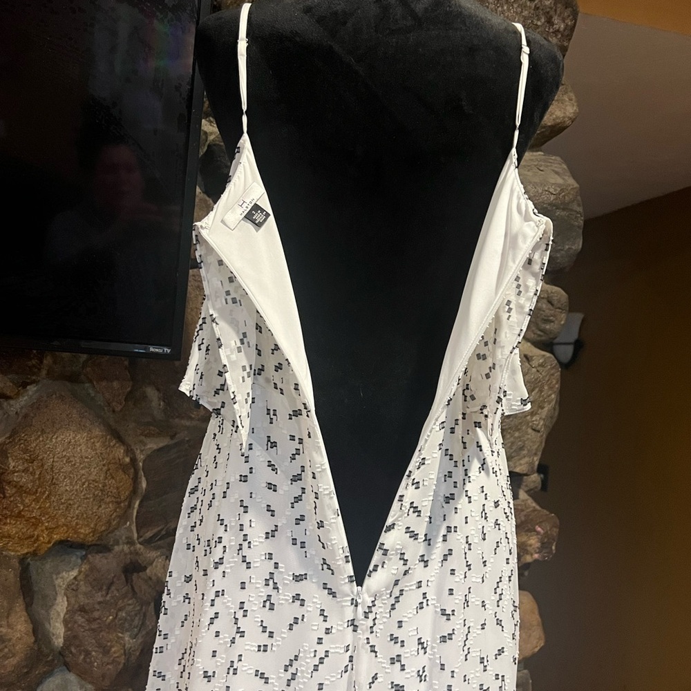 Elegant White Maxi Dress - Picture 6 of 7